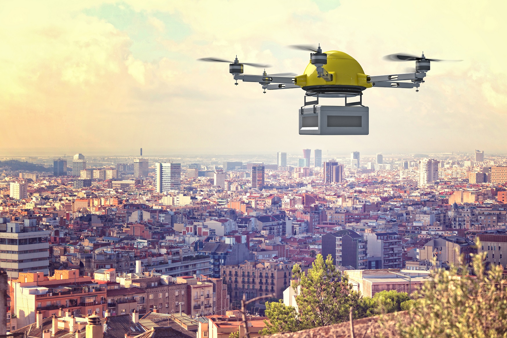 Drohne mit Paket über Großstadt