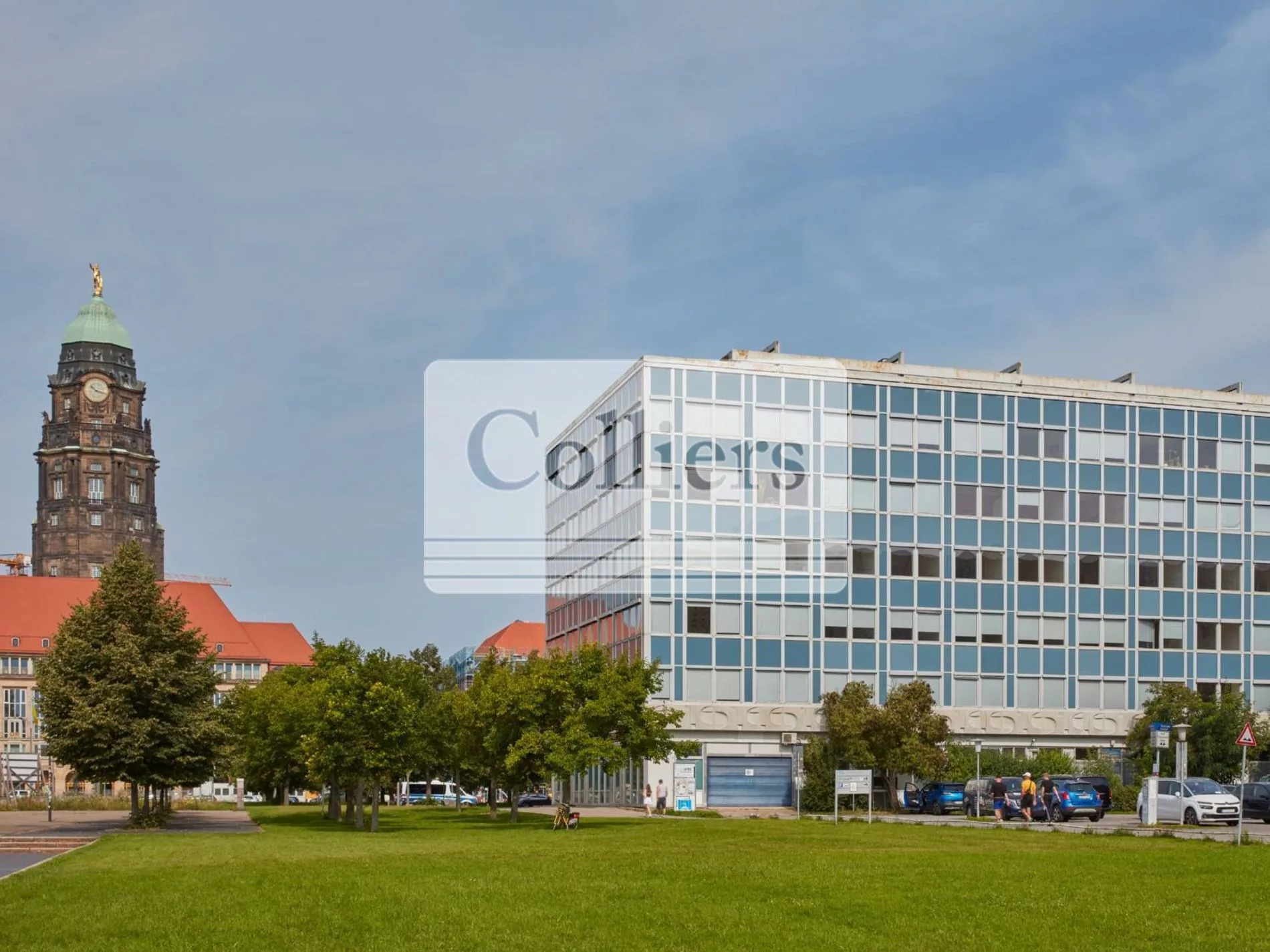 Außenansicht mit Rathaus.jpg